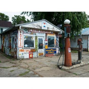 Classic Car‑Stop Tapete „Nostalgische Tankstelle“