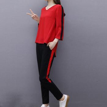 Traje informal femenino con capucha, blusa de cuello en V y pantalones largos