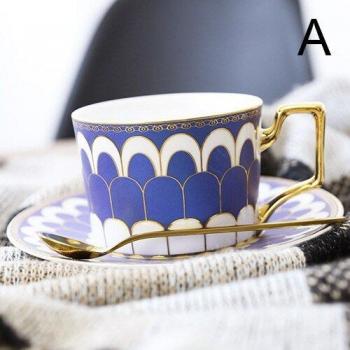 Juego de Taza de Café con Platillo y Letras Doradas L y V