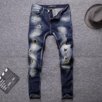 Pantalón de mezclilla ajustado con detalles rasgados