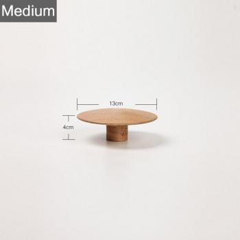 Stilvoller Mantelhalter aus massivem Holz