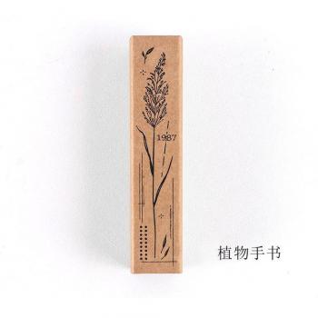 Planificateur en bois avec plante de roseau