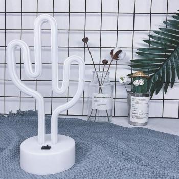 Decoración de mesa con luz de neón cactus
