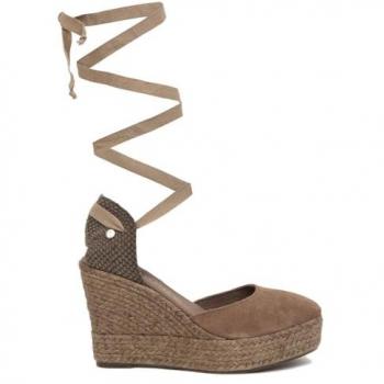 Charlene Taupe con cintas
