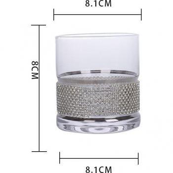Luxuriöse Wein Tasse mit Goldverzierungen