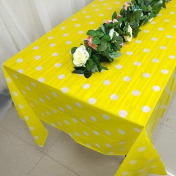 Cubierta de mesa de satén para decoraciones festivas