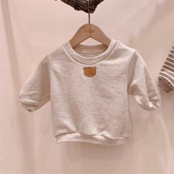 Bebé encantador: chaqueta de oso suave y cálida