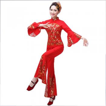 Traje tradicional de baile chino con abanico y tambor