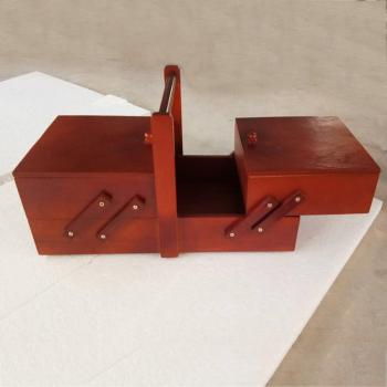 Caja de costura con agujas y hilos
