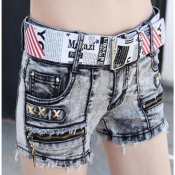 Pantalones cortos de denim azul y gris