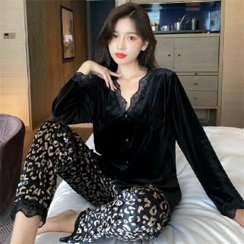 Pijama de Encaje y Terciopelo para Mujer