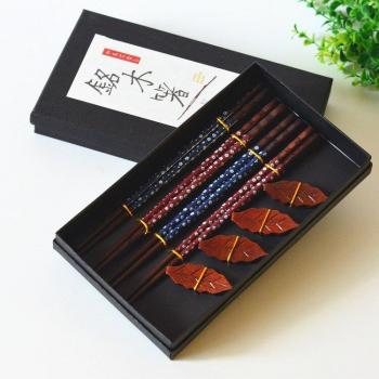 Set de vaisselle de cuisine incluant des baguettes japonaises
