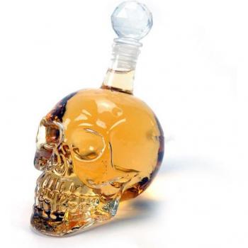 Cráneo Líquido: Botella de Whisky y Vodka