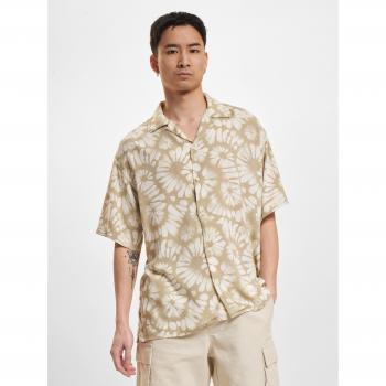 Modelo Luke Beige de Jack & Jones: Camisa Masculina de Manga Corta