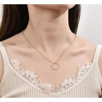 ISSA Plus Kette mit geometrischem Anhänger in Gold