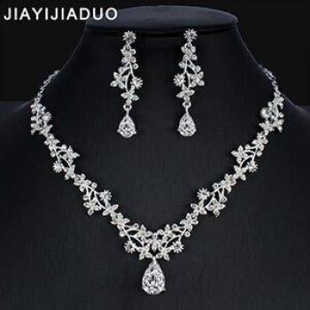 Ensemble collier et boucles d'oreilles pour mariée