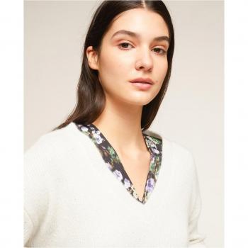 Polo Motivi Mujer con Cuello de Pico y Detalles