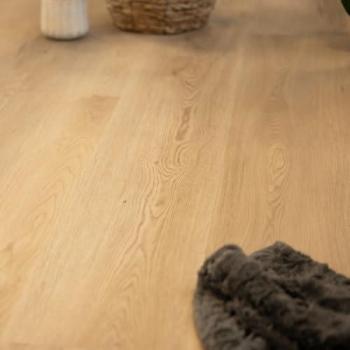 Carreau Vinyle Clippé Résistant aux Impacts – Lômea Chêne Beige, 1 m²