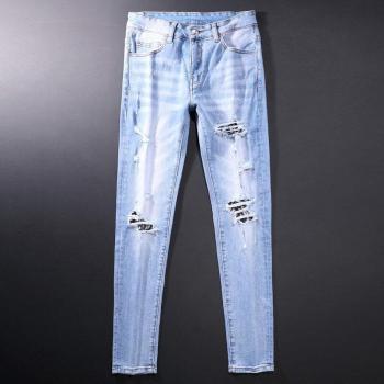 Vaqueros Punk Azul Claro con Parche y Corte Rasgado – Ropa de Calle
