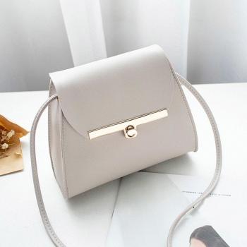 Bolso de Pecho Caramelo con Broche de Cuero