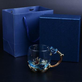 Luxuriöse Rosen­glas‑Kaffeetasse mit Löffel – handgefertigte Emaille-Schmetterlingsdetails, ideal zum Muttertag