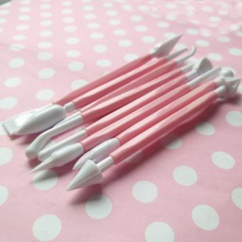 Outils de façonnage pour gâteaux en fondant