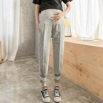 Short femme enceinte, coupe courte, ventre soutenu, mode saisonnière