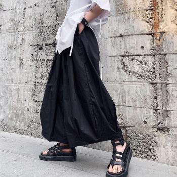 Lässige, ultraweite Culottes mit dunklem Temperament