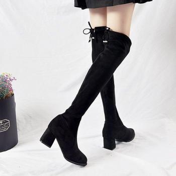 Bottes hautes noires à la cuisse pour femmes