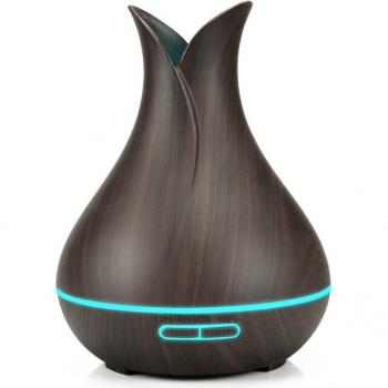 Aromatischer Diffusor mit WLAN und dunkler Holzmaserung
