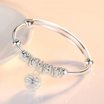 Pulsera Elegante con Dije Plateado y Campanas
