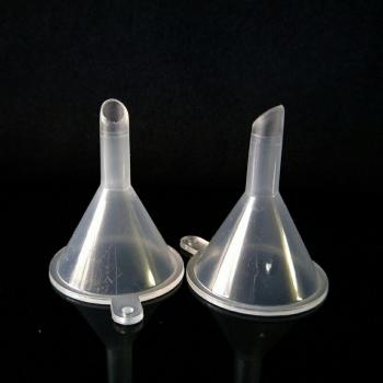 Embudo de plástico triangular de 30mm para líquidos