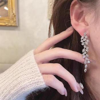 Orecchini con piccolo anello pendente, scintillanti per la festa di compleanno in stile K‑fashion