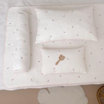 Couverture matelassée bébé avec broderie tulipe