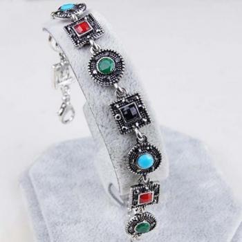 Gestricktes Boho Armband mit farbigen Kreisen