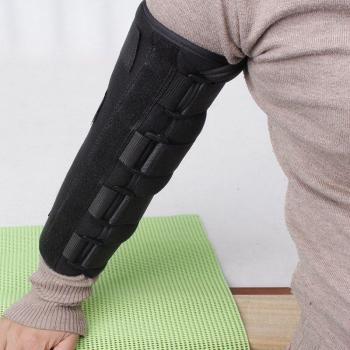 Attelle protectrice pour bras et coude ajustable
