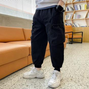 Pantalones con cintura elástica y bolsillos grandes para niños
