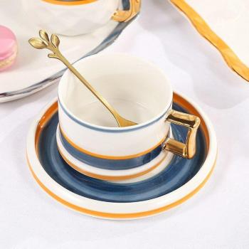 Juego de tazas de café y platillos