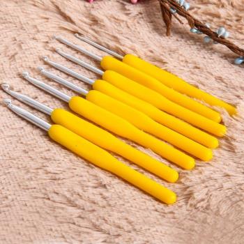 8-Piece Colorful Aluminum Crochet Hook Set with Soft Plastic Handles (2.5-6mm)