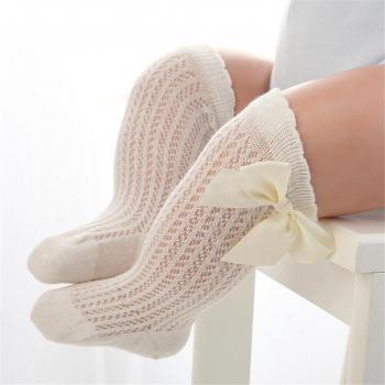 Sommerliche Baby Socken mit Bogen