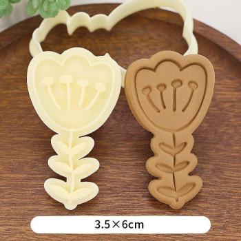 Cortador de galletas en forma de cereza con diseño de flor