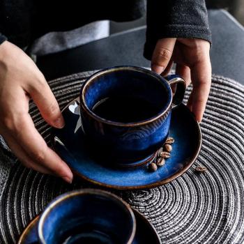 Keramiktasse mit Katzenmotiv
