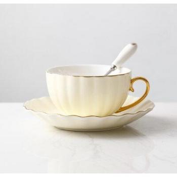 Elegante Keramiktasse mit Untertasse