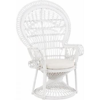 Stilvoller Rattanstuhl in Weiß mit Kissen