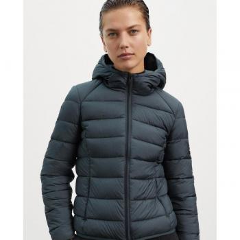 Chaqueta Aspen en tono gris-verdoso con capucha y acabados en canalé de ECOALF