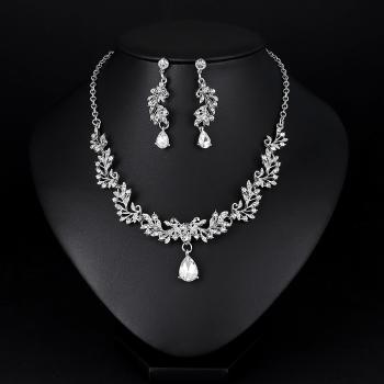 Accesorio de Fiesta Kakanwo: Collar y Pendientes de Plata