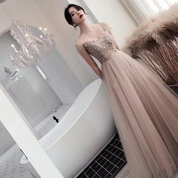Stilvolles Tüllkleid mit funkelnden Pailletten