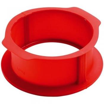 Moule à charlotte en silicone Lékué rouge Ø 18 cm H 9,9 cm avec assiette en céramique blanche Ø 23 cm