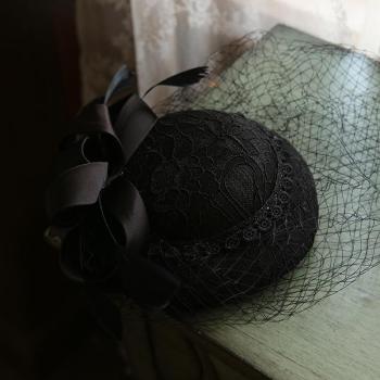 Elegantes Mini-Hüttenkleid mit Retro-Haube für den Winter