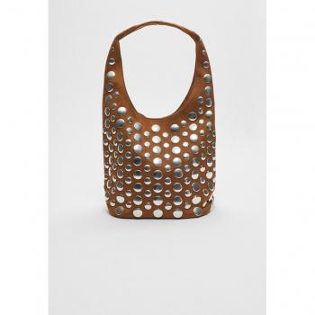 Stradivarius Braun‑Nieten‑Tasche – leichtes Camel‑Finish